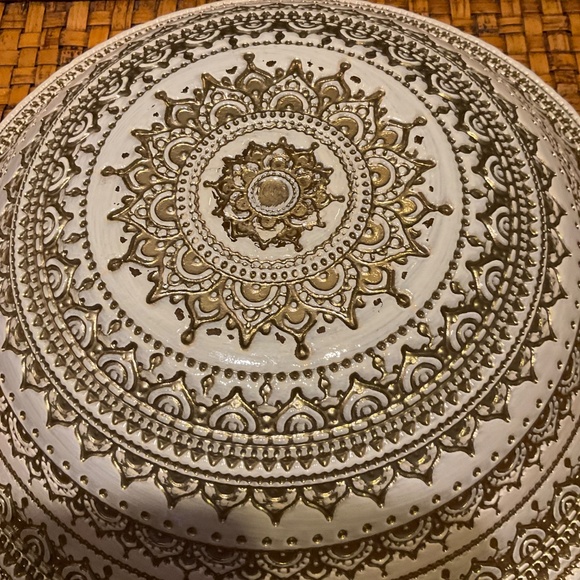 Beautiful Large Glass Bowl - Picture 2 of 4